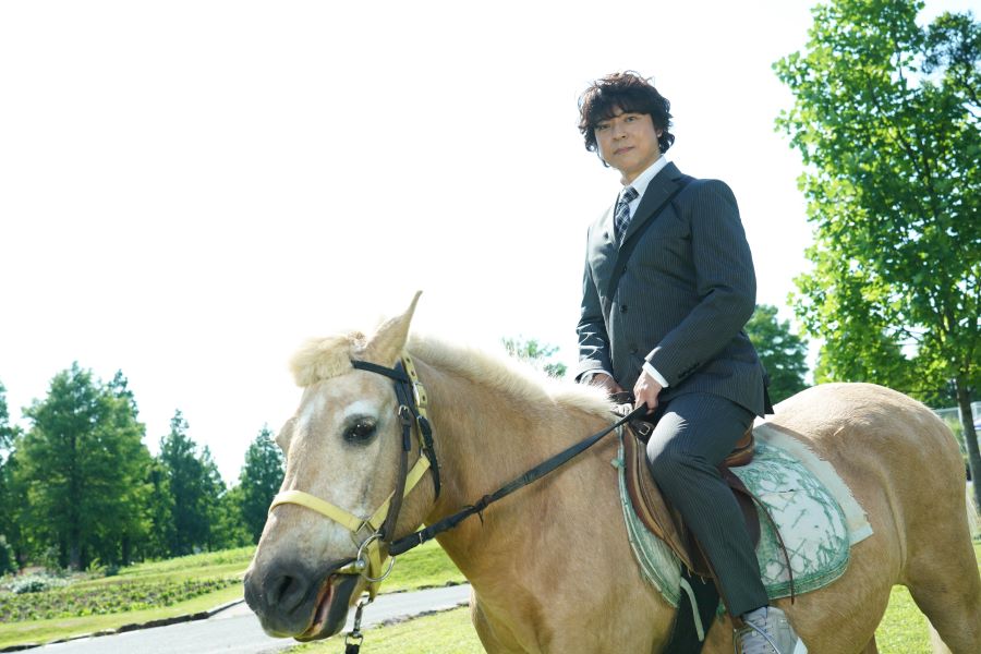 テレ朝post 上川隆也 糸村スタイル で馬にまたがる 約10年ぶりの乗馬は いくらでも乗っていたかった