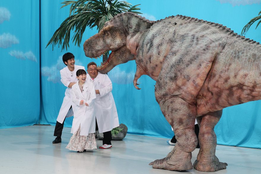 松坂桃李、“等身大の恐竜”登場で逃げまどう！意外な弱点の推理に「いい着眼点ですね」
