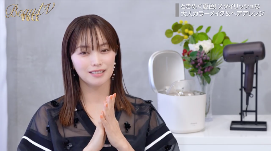 蛯原友里が「すごくスタイリッシュ」と興味津々！ときめく夏色の“大人カラーメイク＆ヘアアレンジ”術