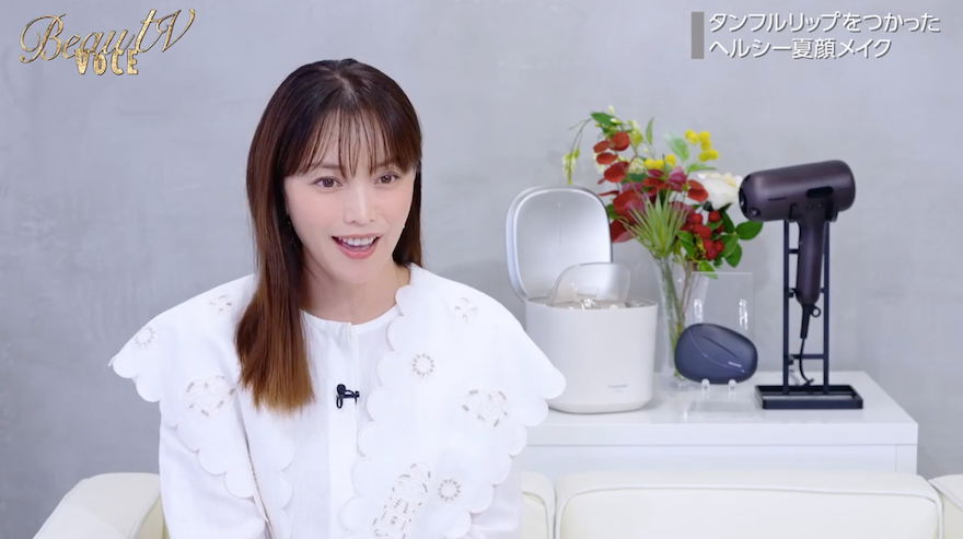蛯原友里「ちゅるんとしたツヤ感！」韓国発トレンド“タンフルリップ”でヘルシー夏顔メイクに！