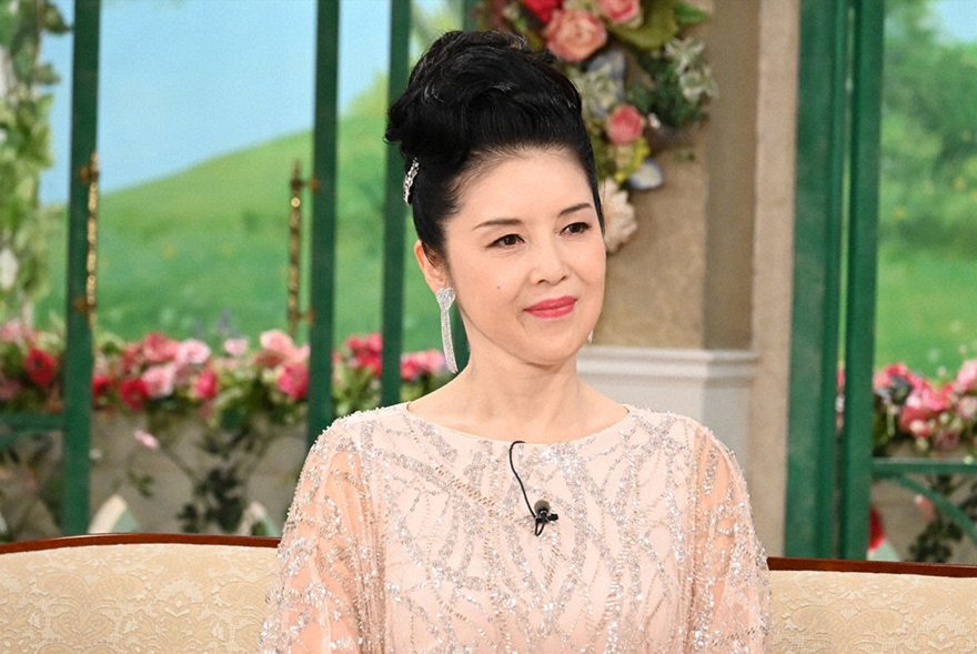 藤あや子、24歳下の夫＆2匹の保護猫とにぎやかな日々。最近自宅に来る猫からは驚きの“恩返し”