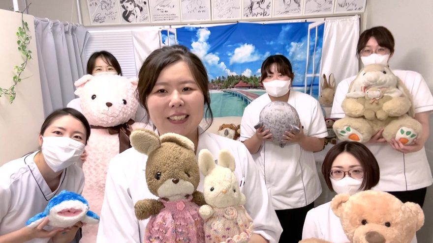 泣いて喜ぶ持ち主に心打たれ…予約殺到の「ぬいぐるみ専門病院」1万8…