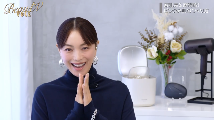 「大人こそ試したい肌づくり」蛯原友里もうっとり！血色感＆透明感をまとう“ピンクみ肌”に「私もさっそく真似したい」