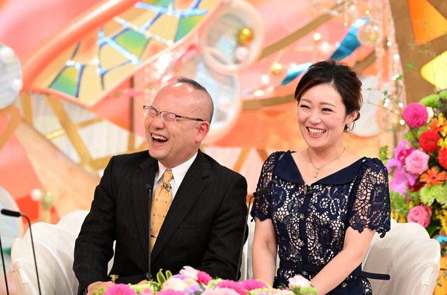 中洲のNo.1ホステスと50代サラリーマンが“交際0日婚”!奥手の夫にミニスカドッキリ敢行