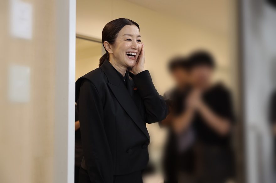 鈴木京香の誕生日を『未解決の女』メンバーがサプライズ祝福「58歳に